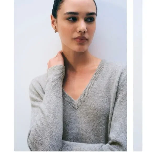 White + Warren Cashmere V Neck Sweater M Gray Side Slits Quite Luxury Minimalist - Picture 3 of 11
